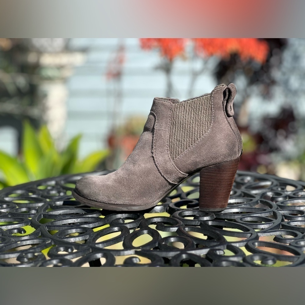UGG — Cobie II Chelsea Boots - Picture 4 of 8